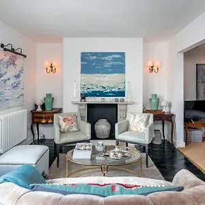 Stylish & Spacious Center Georgian Townhouse Apartment